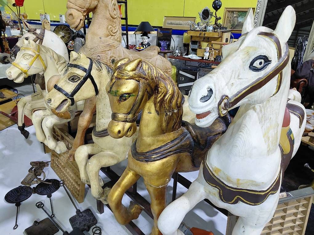 Articoli in legno: Chevaux de carrousel – Usato da Noiraigue venduto da pel_ny7d