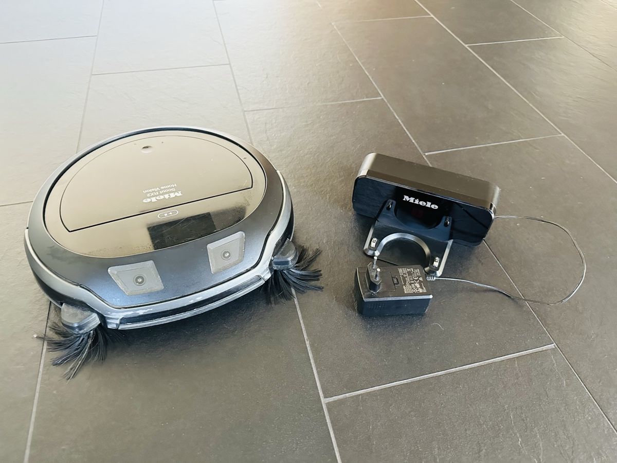 Miele Aspirapolveri & Accessori: Miele Saugroboter Scout RX2 – Usato da Biberist venduto da swiss-made