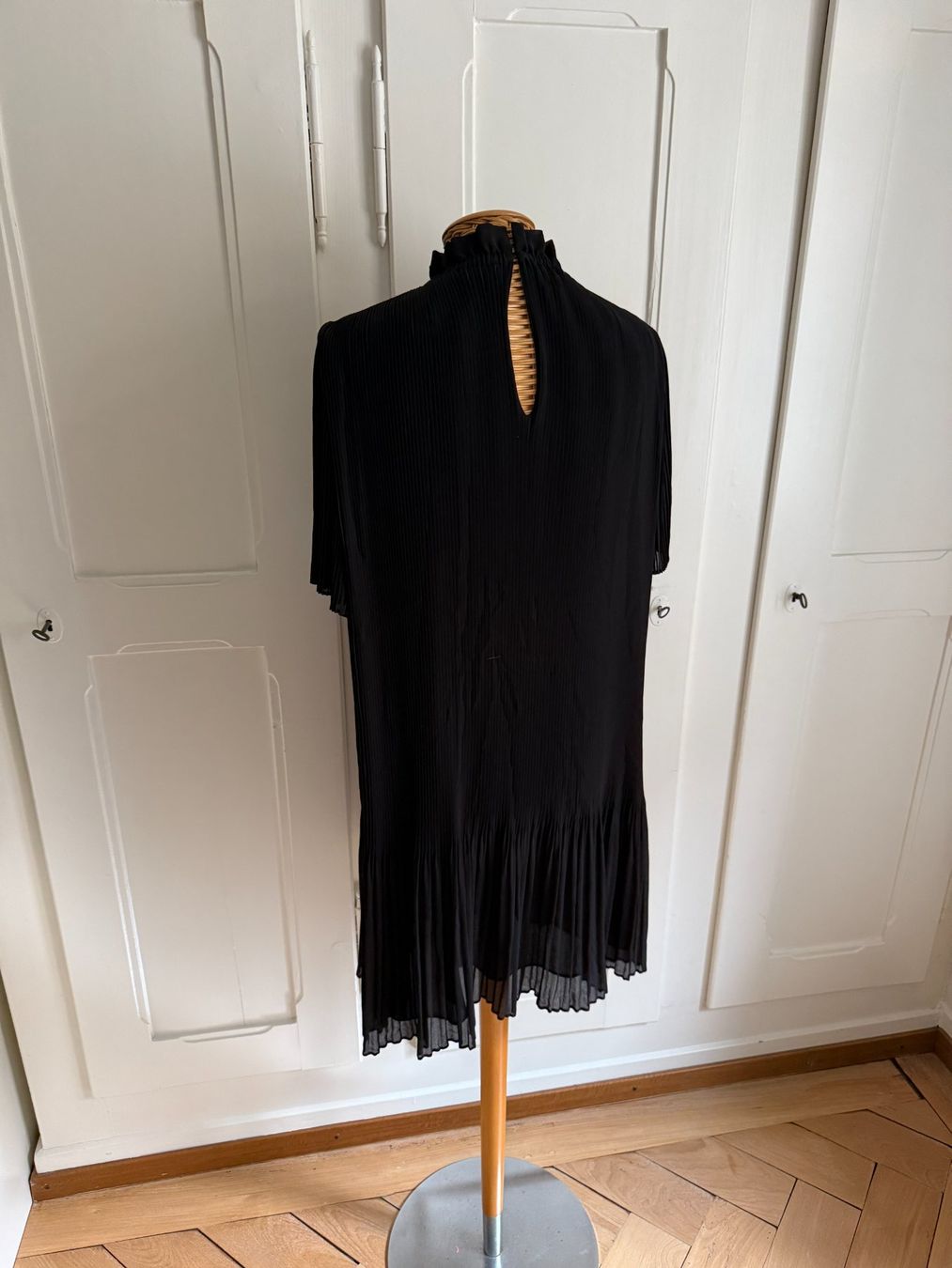 Samsøe Samsøe Vestiti: SAMSOE SAMSOE - Plisseekleid schwarz XS – Usato da Zürich venduto da Diazaio 2