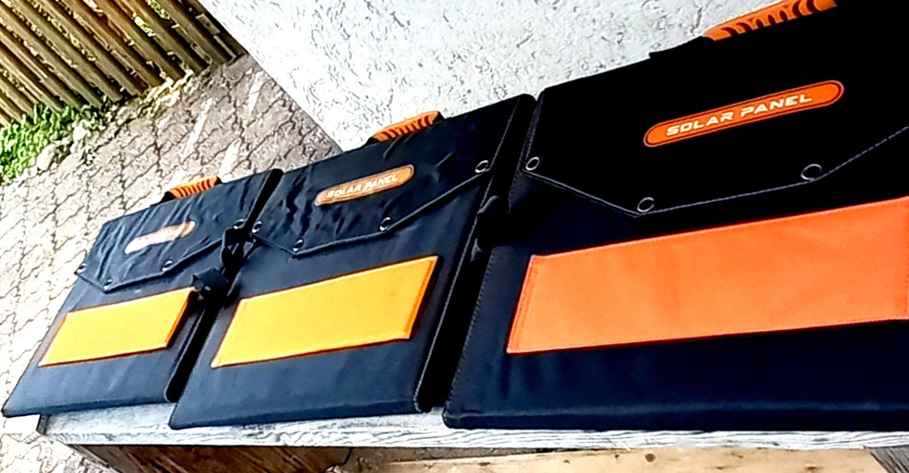 Solargeräte und Solarprodukte: Tragbare Powerstation 1200 Watt mit 3 Sonnenpanel – Gebraucht aus Baar von 2cvbaar 3