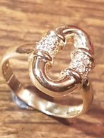 Kunstvoller Goldring mit 12 Kristallen