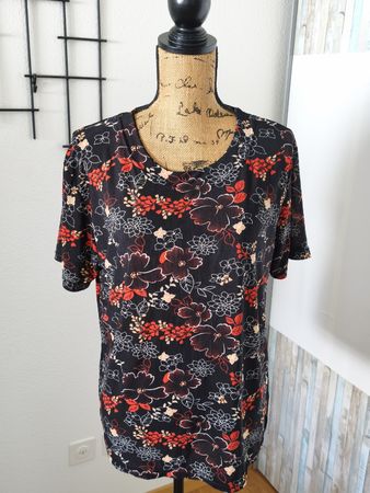 Sommerliches Damen T-Shirt mit Blumenprint, Grösse L