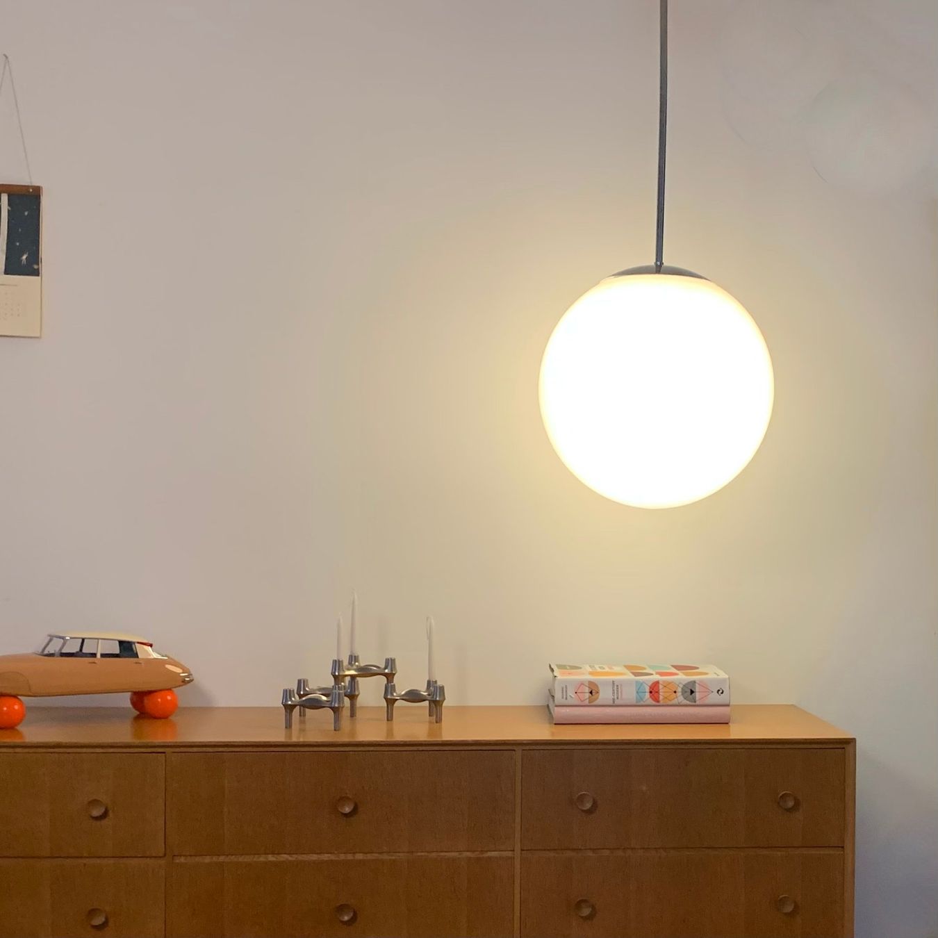 Lampadari & plafoniere: Bauhaus Pendelleuchte mit Opalkugel HL99, Technolumen – Usato da Winterthur venduto da Trouvailles-77