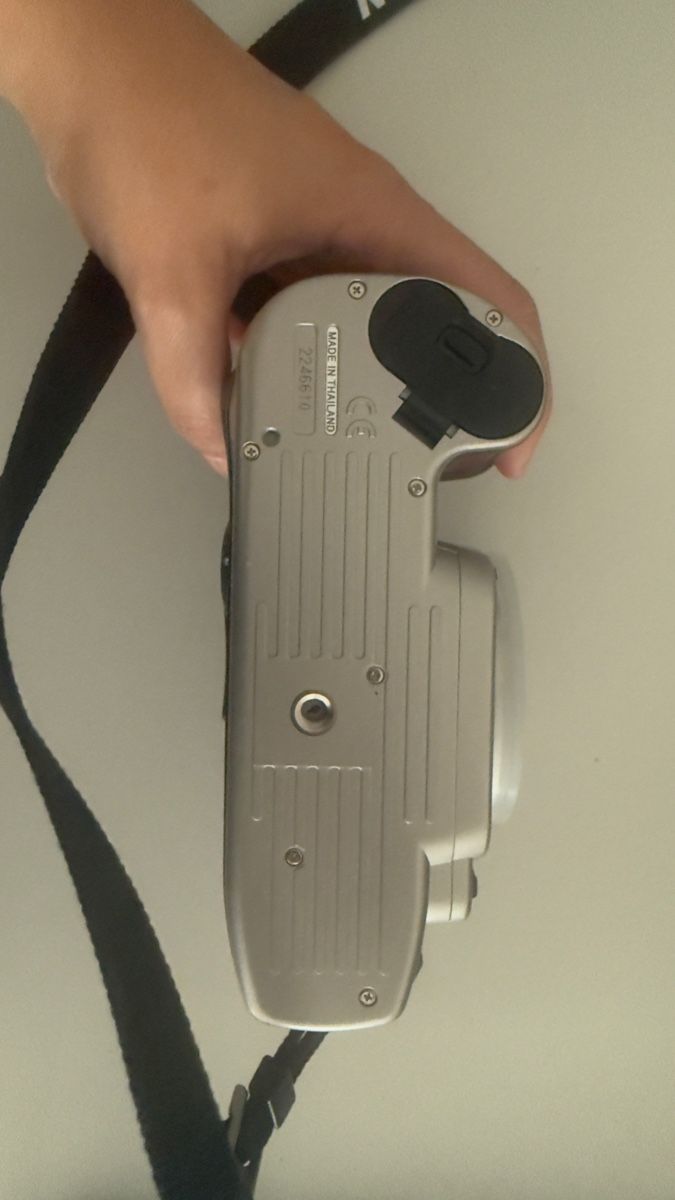 Nikon Fotocamera: Nikon F80 Spiegelreflexkamera mit Tragegurt – Usato da Thun venduto da NaimeG 3