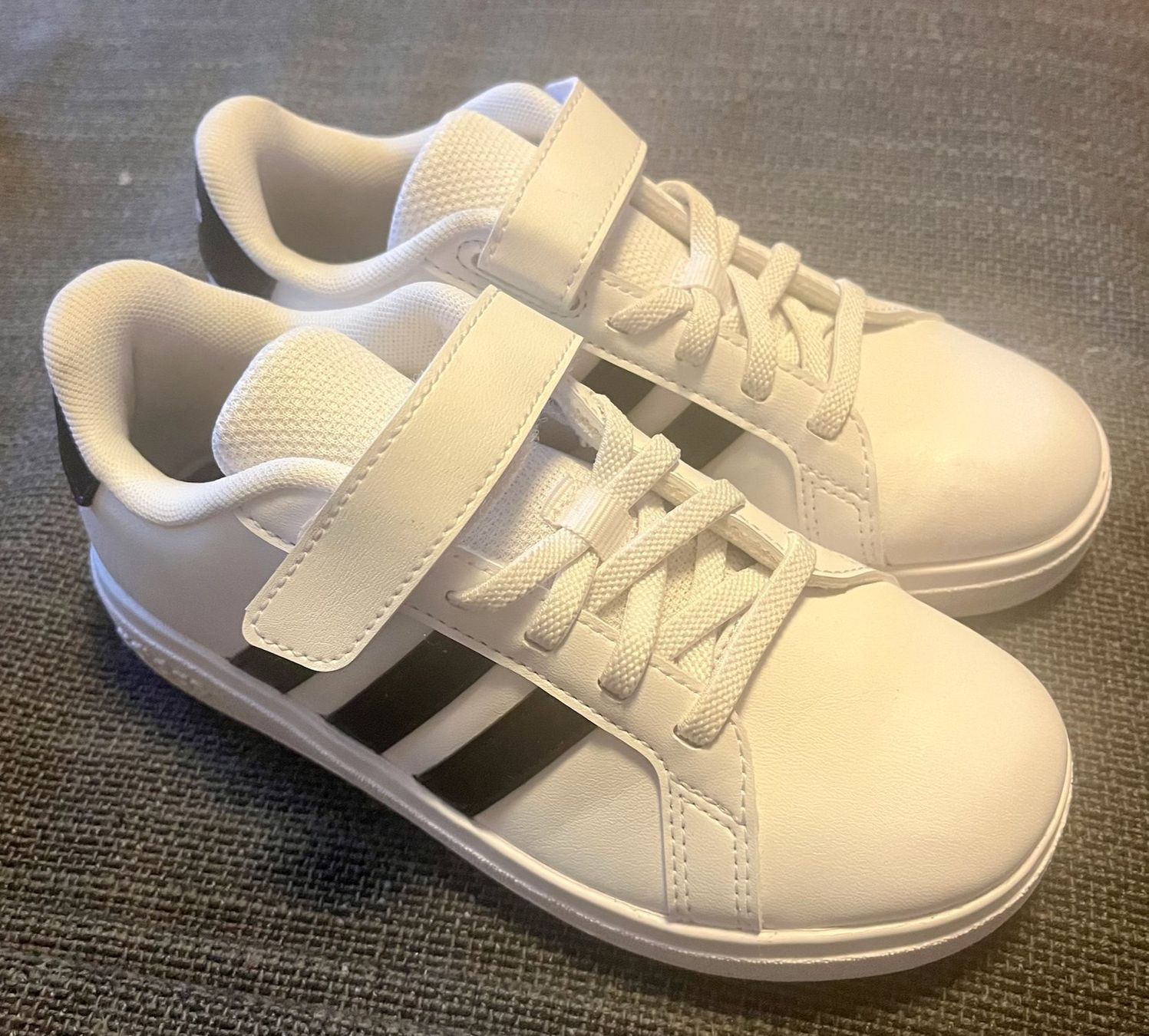 Adidas Schuhe für Jungen: Neue Adidas Turnschuhe Grösse 30.5 – Neu (gemäss Beschreibung) aus Zürich von sub_nzp5
