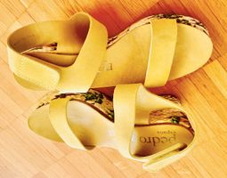 Gelbe Sommer-Plateau-Sandalen von Pedro Garcia.