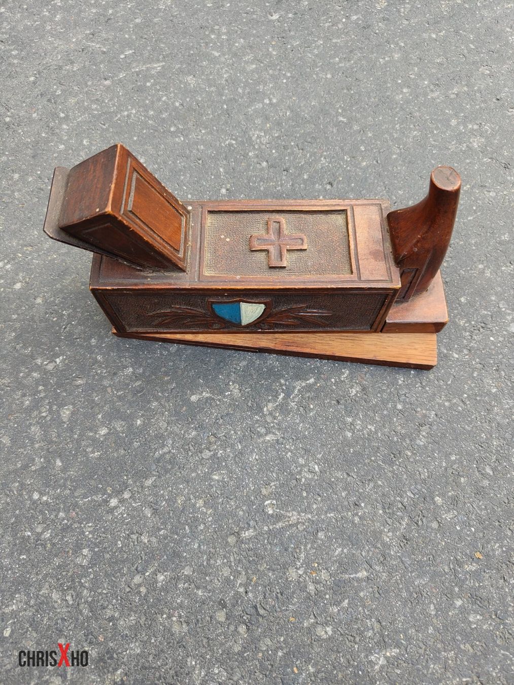 Articoli in legno: Geschnitztes Tabak-/Zigarrenkästchen aus Nussbaumholz – Usato da Zürich venduto da User24 1