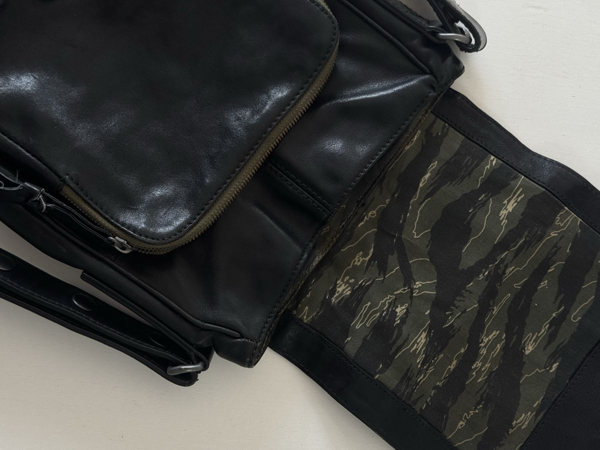 Hugo Boss Borse: BOSS Messenger Bag Black Leather Adjustable Strap – Usato da Herrliberg venduto da psm_67l5 1