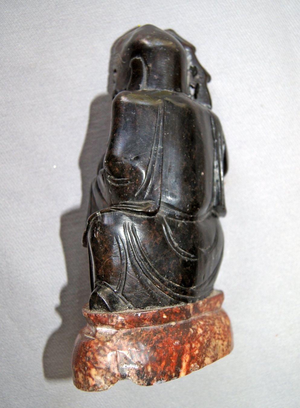 Figuren: Specksteinfigur eines Weisen, schwarz – Gebraucht aus Geroldswil von ARTEFACTO 4