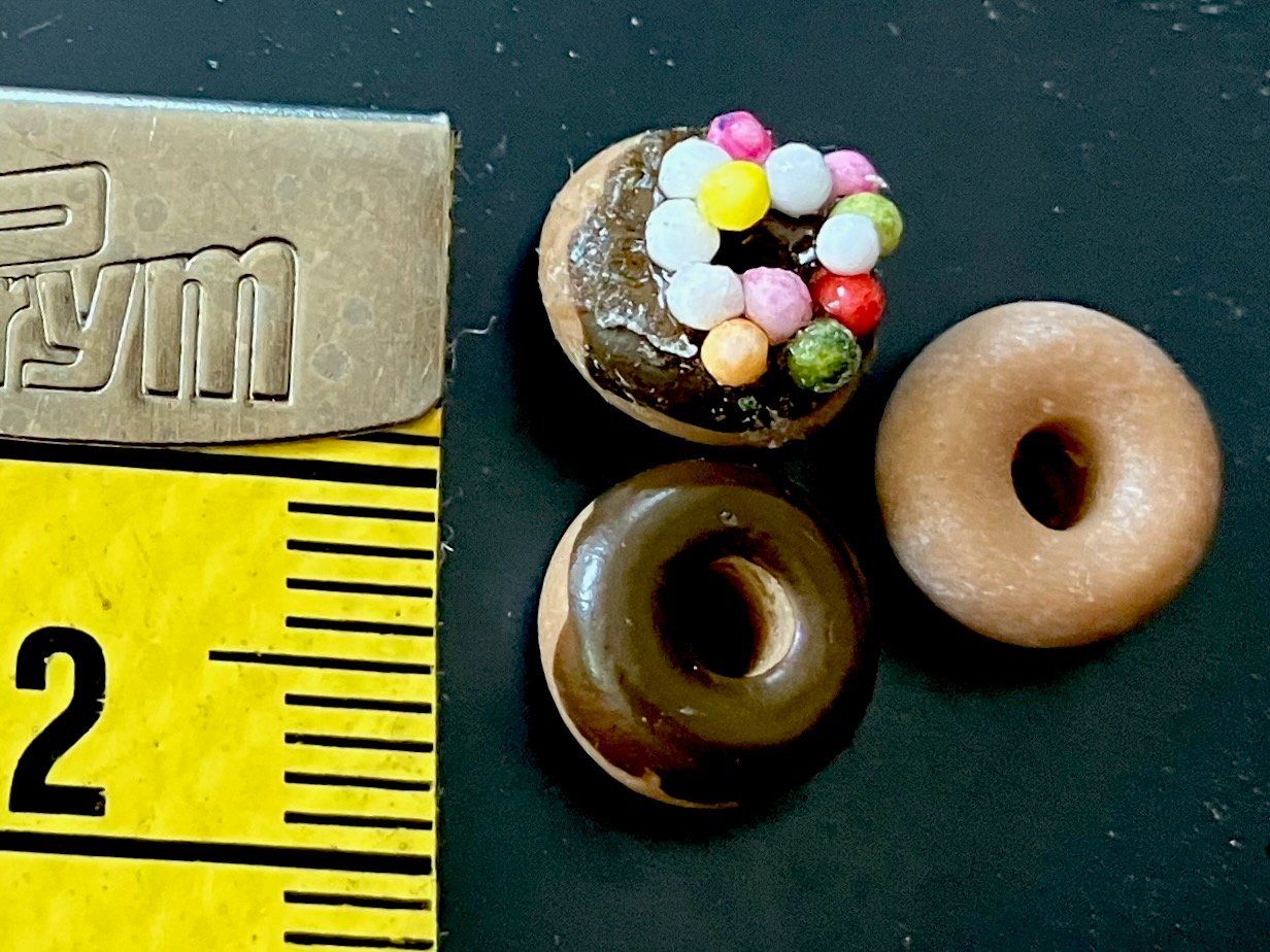 Case e mobili per bambole: 3 versch. Donuts (hell/ dunkel/bunt) f/Puppenstuben. – Nuovo e nell'imballaggio originale da Richterswil venduto da MonicaZ