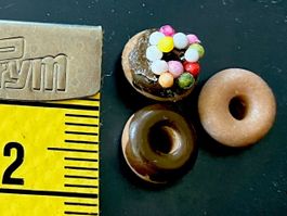 3 versch. Donuts (hell/ dunkel/bunt) f/Puppenstuben.