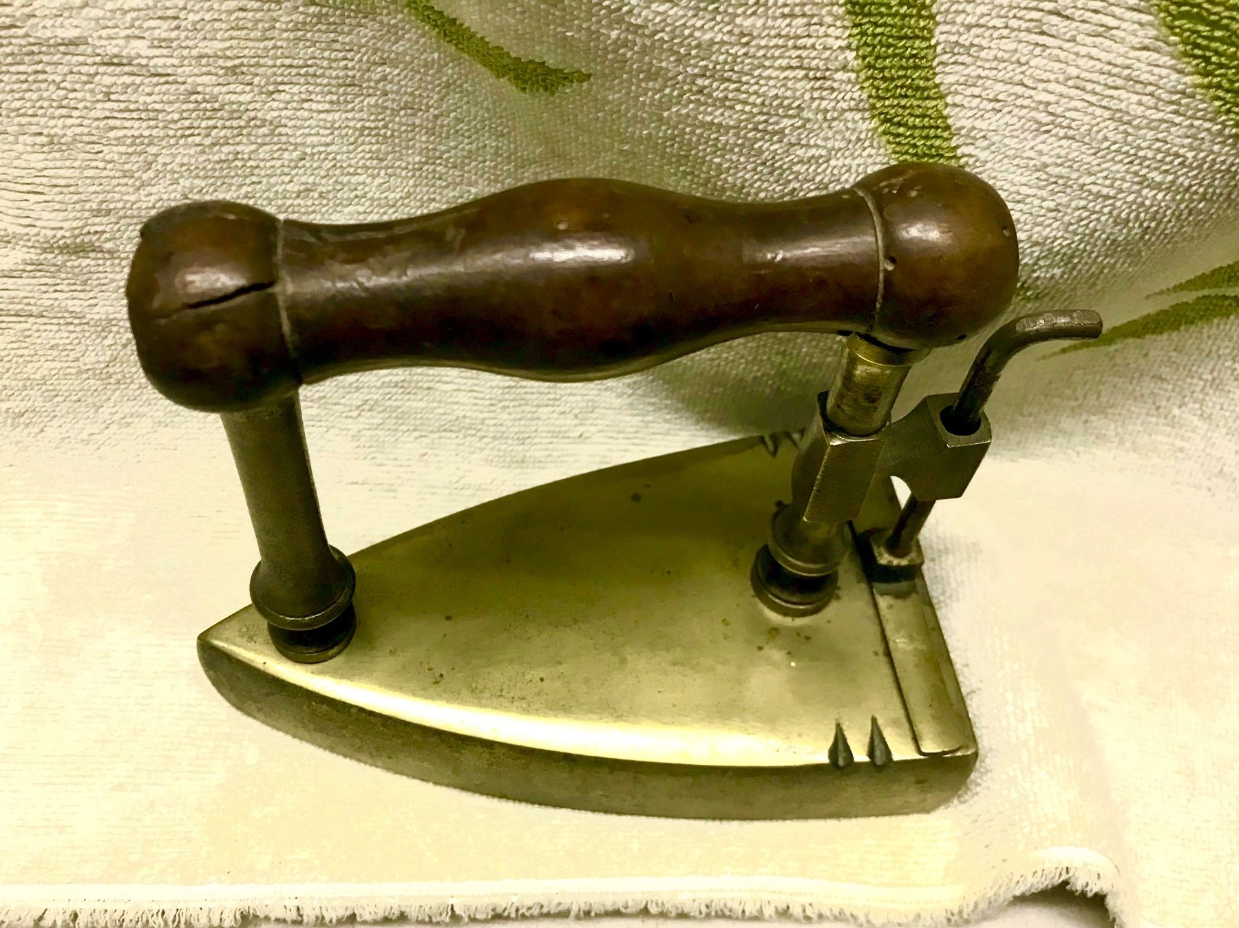 Ferri da stiro: Biedermeier Bügeleisen Messing – Usato da Füllinsdorf venduto da unda2
