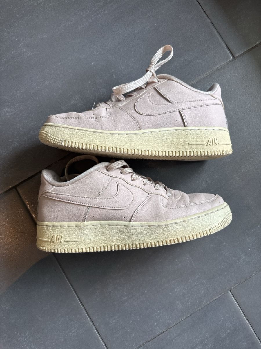 Nike Scarpe da donna: Nike Air Force 1 roses - Taille 38.5 – Usato da La Chaux-de-Fonds venduto da Elora237 1