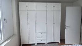 Grosser IKEA Platsa Kleiderschrank mit SANNIDAL Fronten