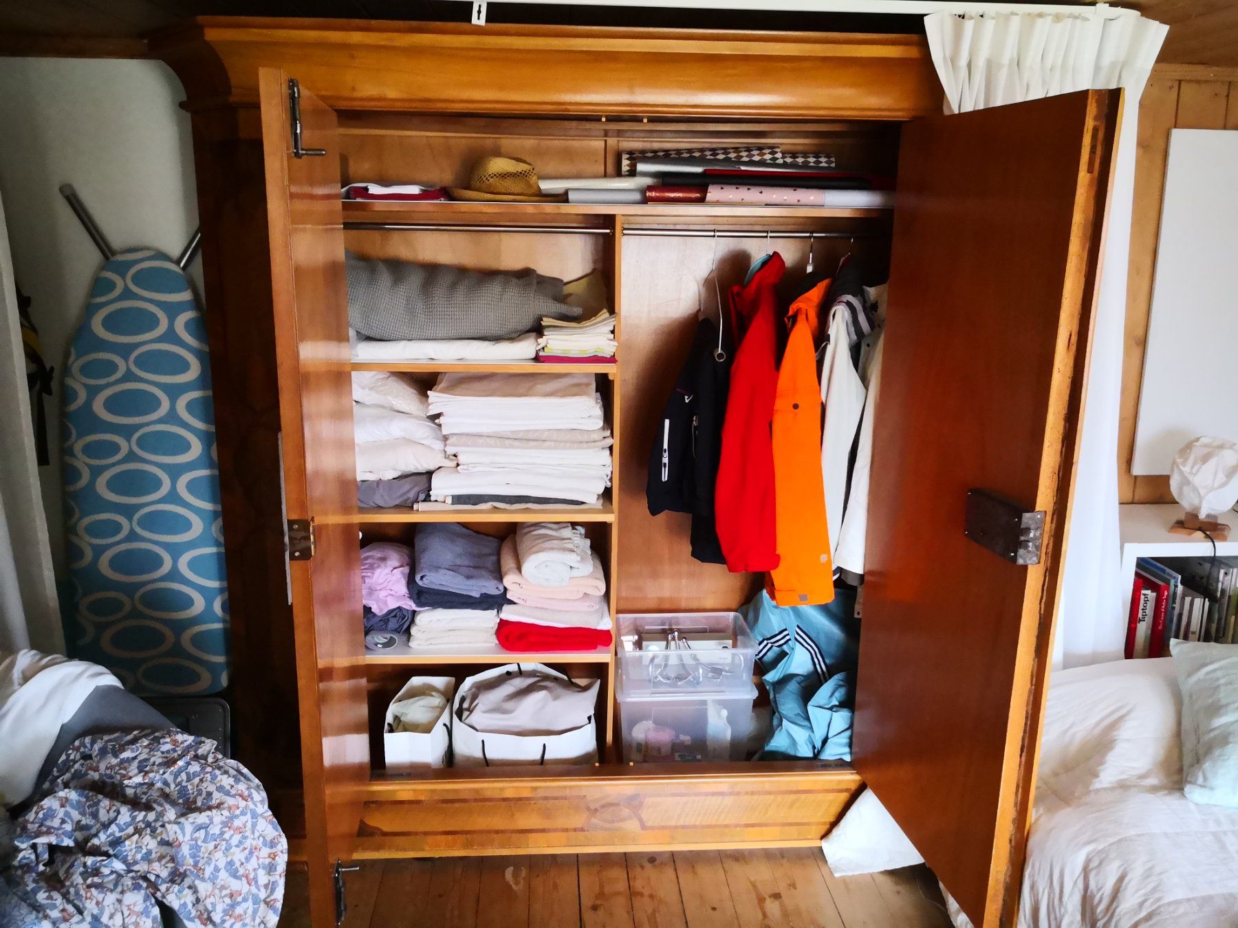 Armadi: Antiker wunderschöner Kleiderschrank, Nussbaum – Usato da Nesslau venduto da Blaessfee 2