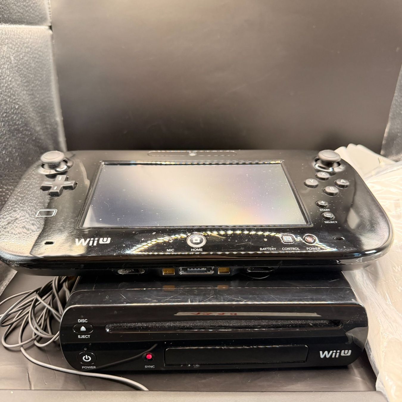 Nintendo Console: Nintendo Wii U Konsole Schwarz mit GamePad – Usato da Düdingen venduto da Nerdworld 2