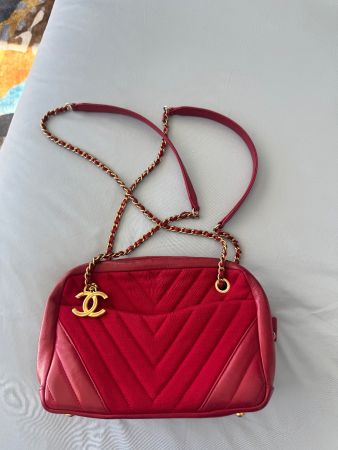 Sac CHANEL rouge Chevron - chaîne dorée