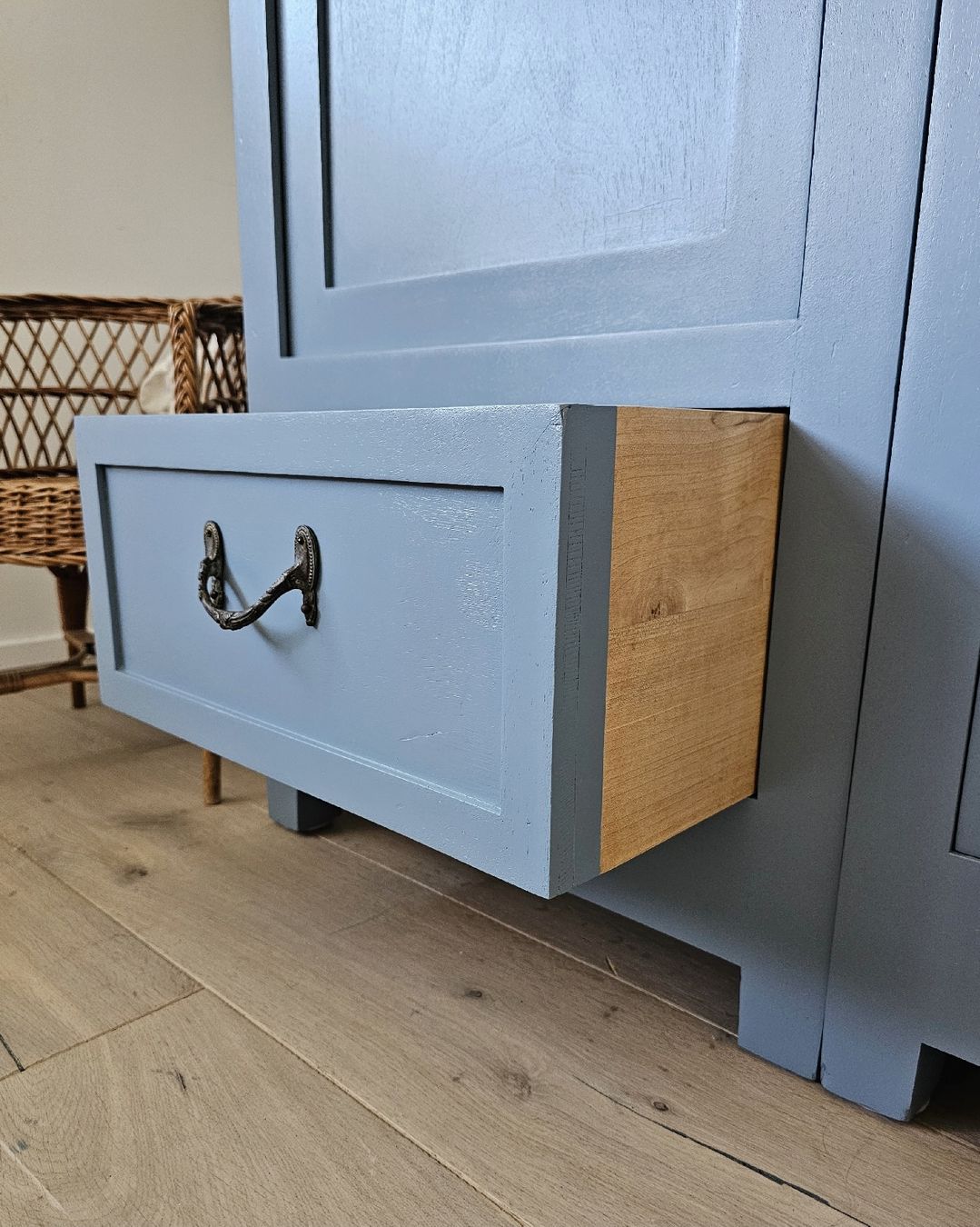 Schränke: Restaurierter Vintage Kleiderschrank  – Neu (gemäss Beschreibung) aus Genolier von kids_love_vintage 4