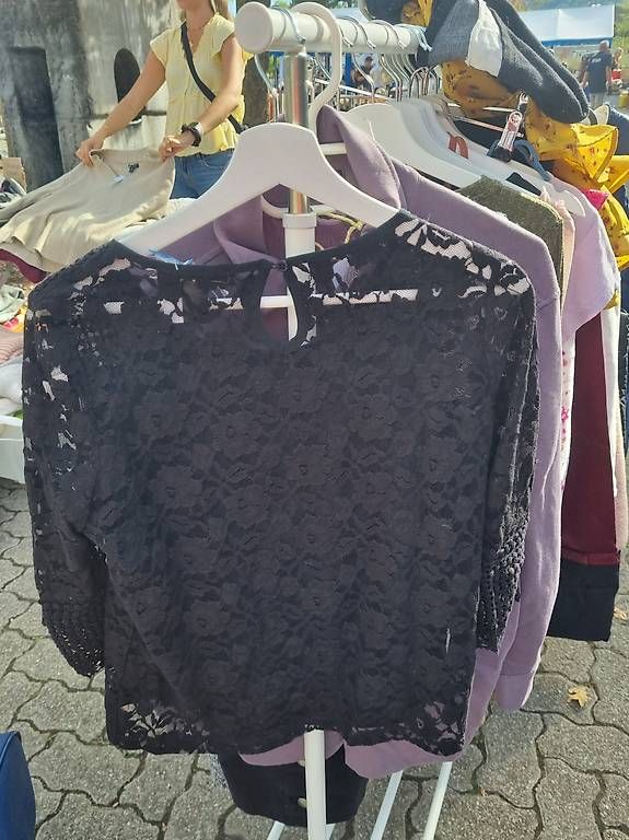 Tops: Schwarzes Spitzenoberteil Mango Grösse M – Gebraucht aus Maisprach von Mel050 1
