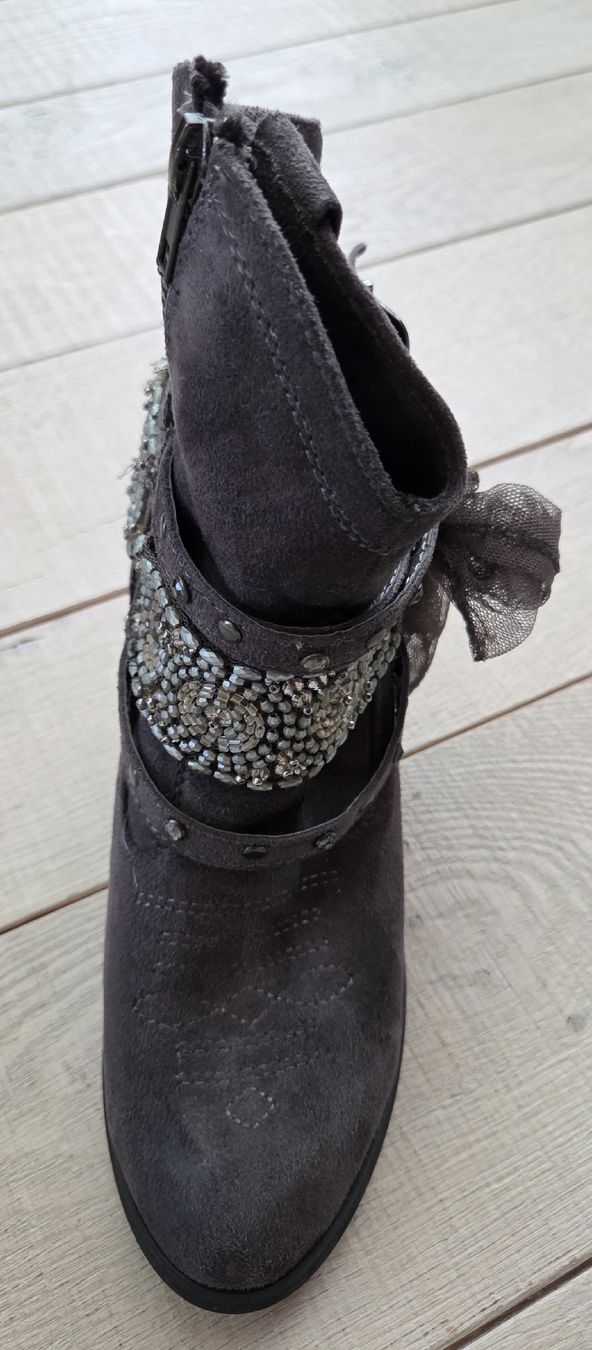 Scarpe da donna: Graue Wildleder-Stiefeletten, Gr. 37 – Usato da Hofstetten BE venduto da lis_tlt6 1