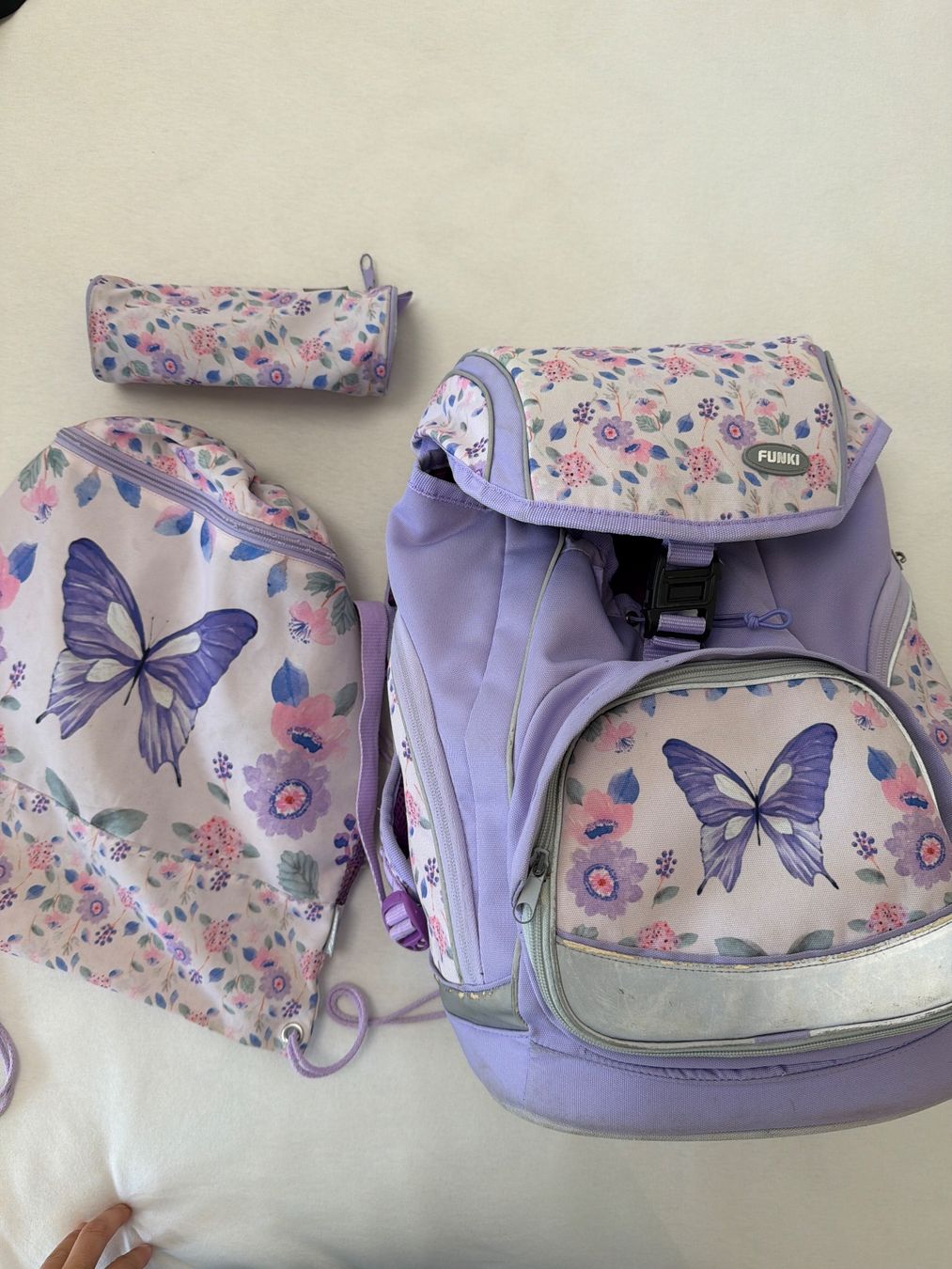 Funki Kindertaschen: Funki Rucksack Set lila Schmetterling Blumen – Gebraucht aus Roggwil TG von est_r5x7
