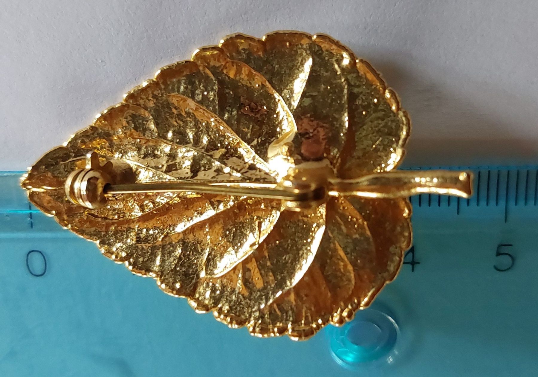 Spille & Fermagli: Elegante Brosche in Blattform, goldfarben mit Perle – Usato da Thörigen venduto da Mairitterling 2