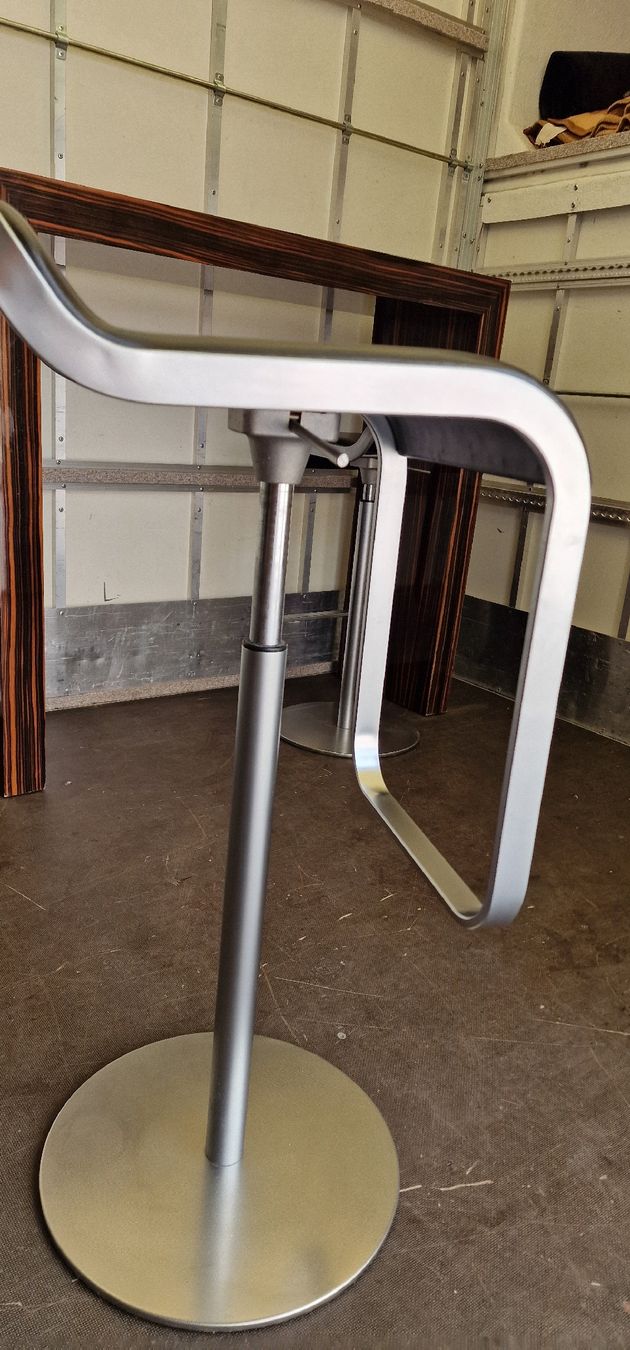 Allestimento di negozi e stand fieristici: Massiver Bartisch mit 2 Barhockern  Lapalma Design – Usato da Pfäffikon SZ venduto da Brocki-21 5