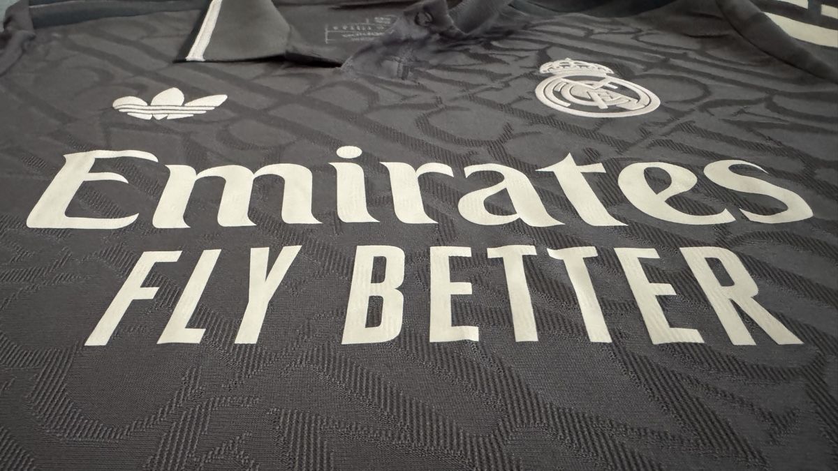 Real Madrid Canottiere & Pantaloni: Real Madrid Maillot Authentique Third 24/25 Gris Graphite – Nuovo (secondo la descrizione) da Rheinfelden venduto da flo_6rzz 5