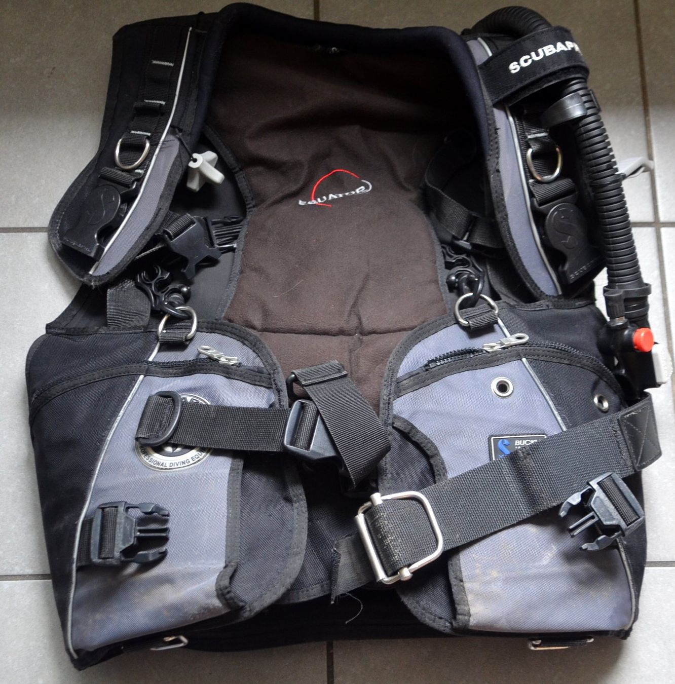 Scubapro Mute per immersioni: Tauchweste - Tarierjacket Scubapro gilet de plongée S/M – Usato da Collonges venduto da arashee