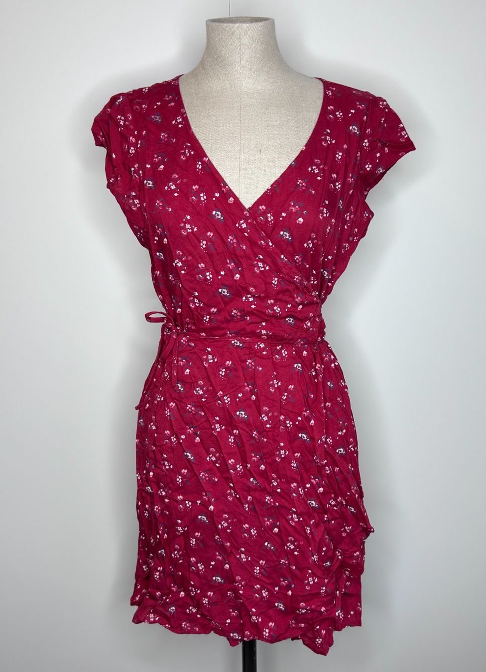 Hollister Kleider: Wrap Dress with Floral Print – Gebraucht aus St. Gallen von look-twice