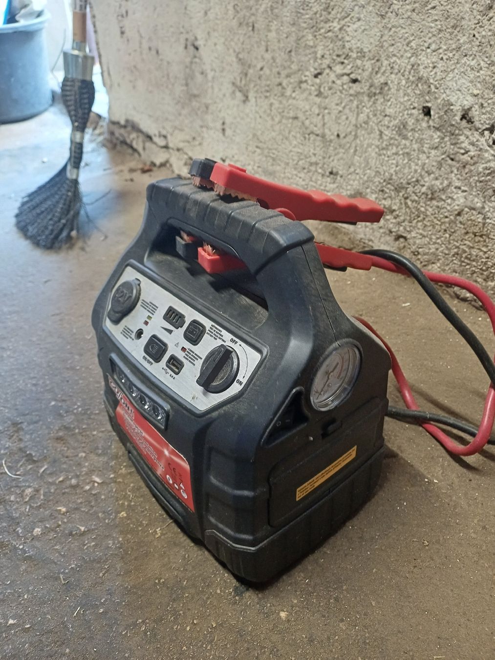 Batterie-Ladegeräte: Starthilfe Geraet 12V mit Luftkompressor  – Gebraucht aus Seewen SO von Jonas-03 1
