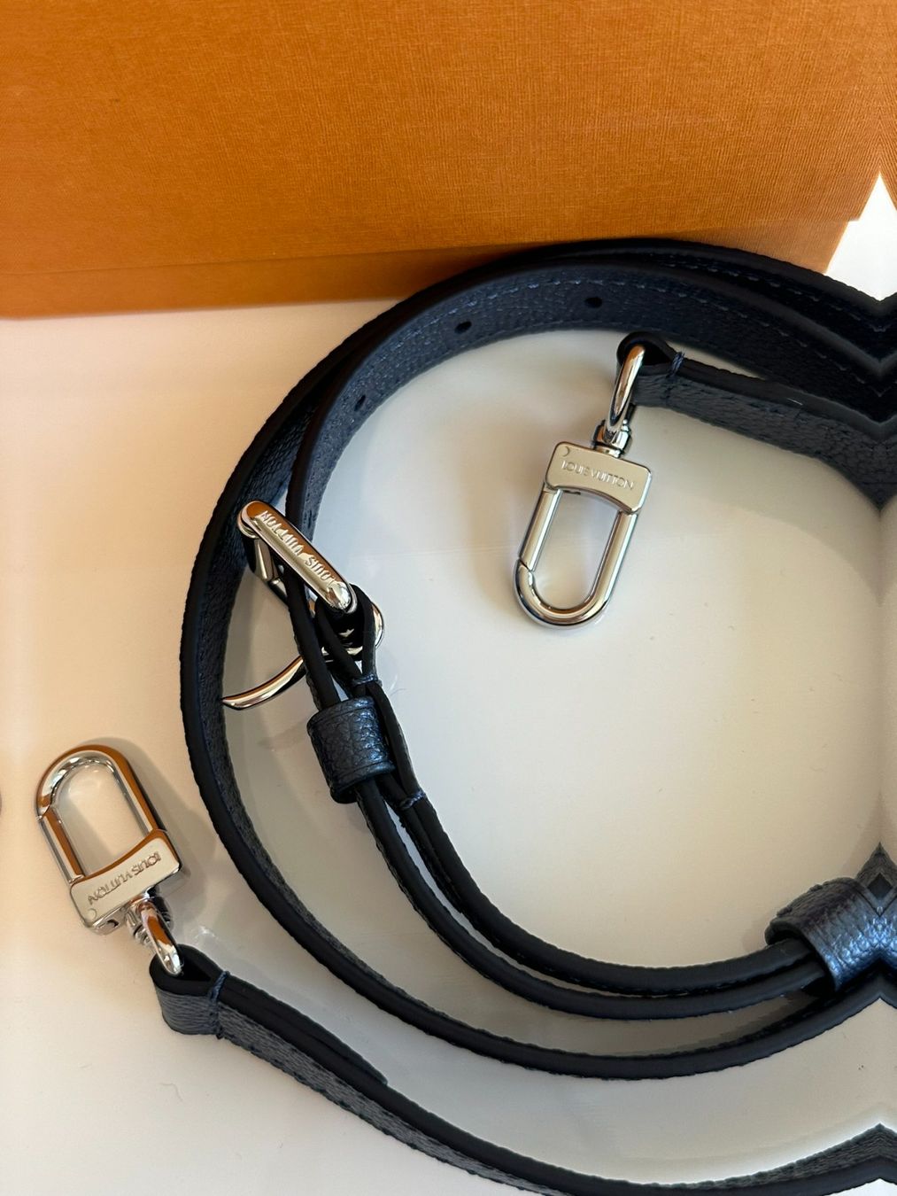 Louis Vuitton Borse da donna: Louis Vuitton Pochette Métis Navy Empreinte Leder – Nuovo e nell'imballaggio originale da Adliswil venduto da theoriginalkeks 6