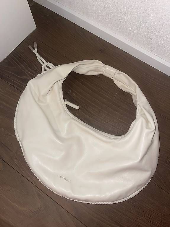 Taschen für Damen: Coccinelle Roundbag weiss  – Gebraucht aus Binz von Liv.doswald 3