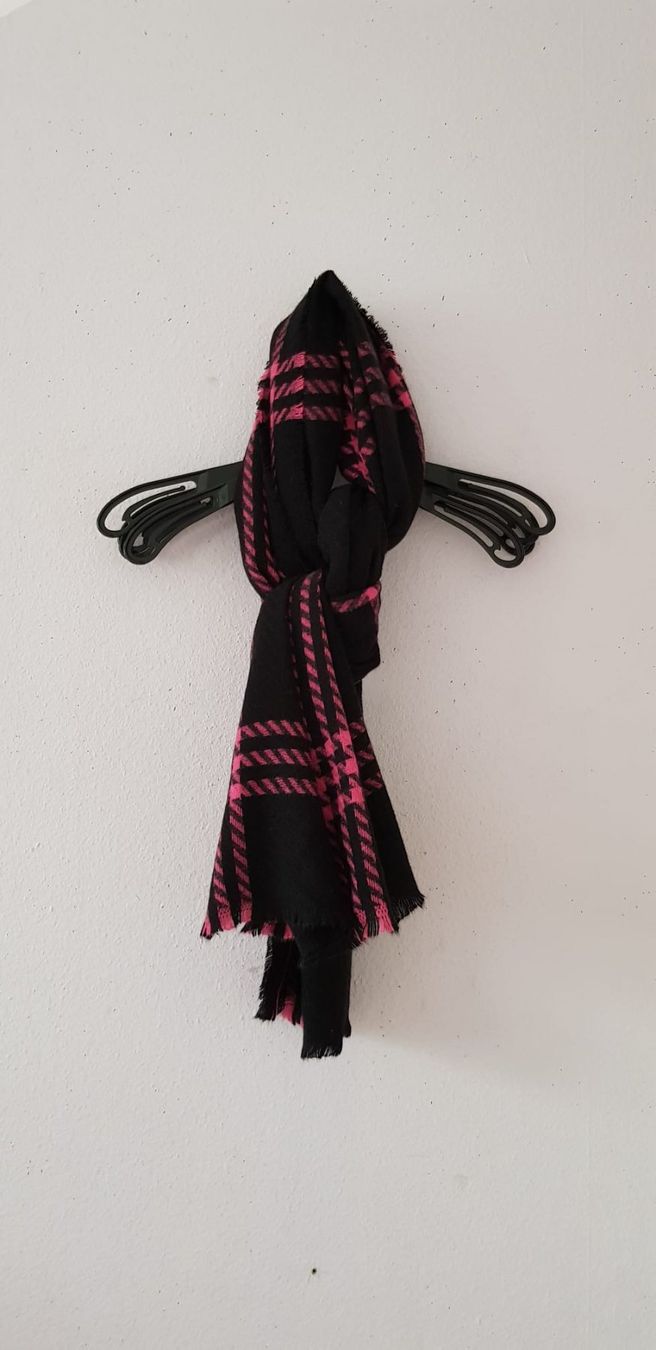 Foulard & Sciarpe: Écharpe noire et rose à carreaux chaude – Nuovo (secondo la descrizione) da Versoix venduto da aline_b 1