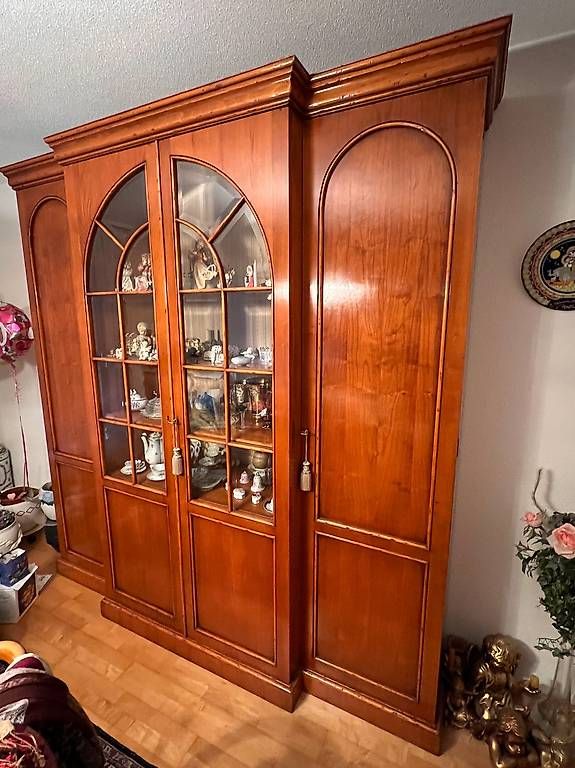 Schränke: Klassische Möbel in massiv Kirschbaum – Gebraucht aus Jegenstorf von GuT27 1