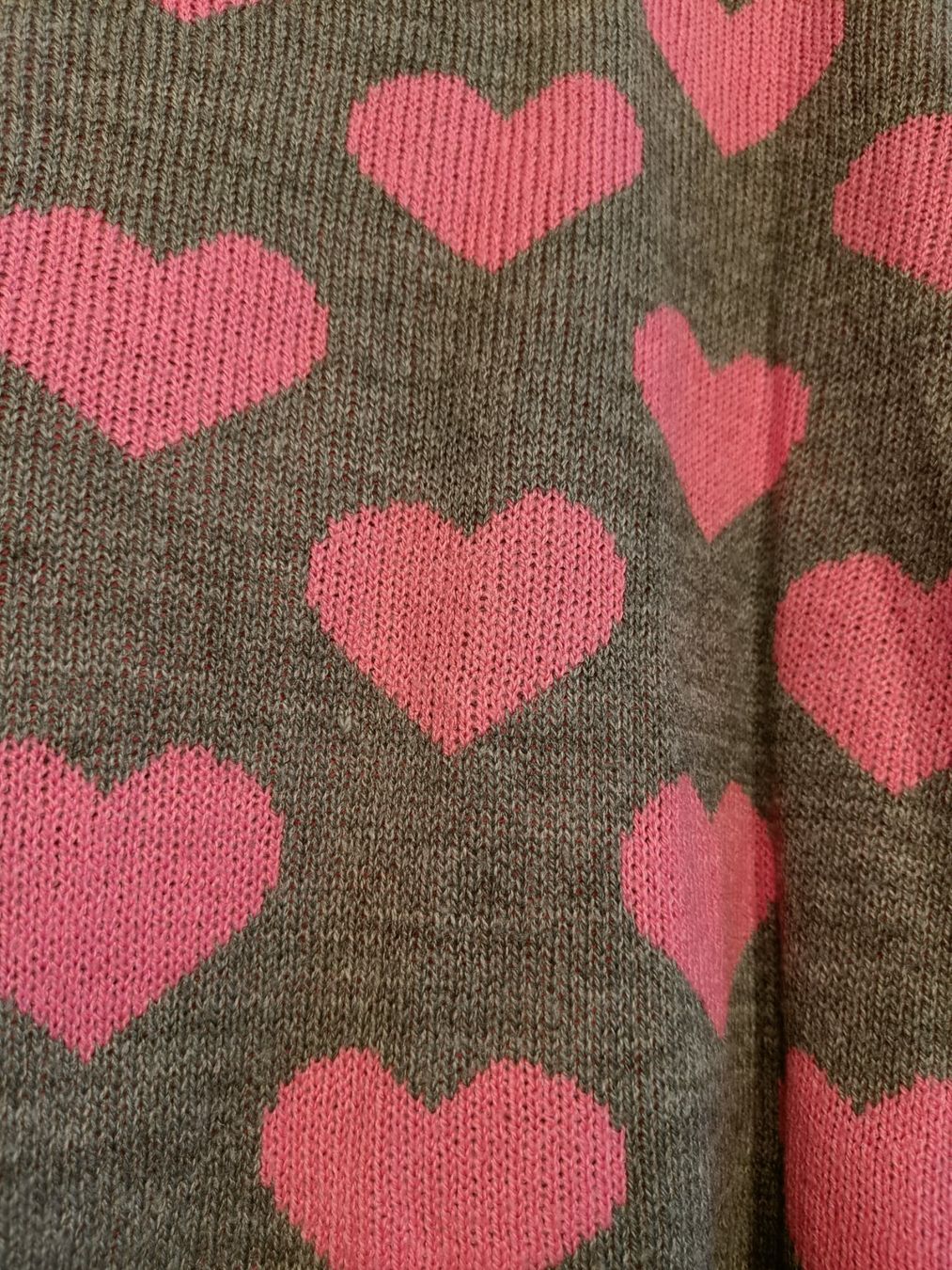 H&M Maglioni & Felpe: H&M Strickpullover Grau mit pinken Herzen Gr. M – Usato da Zürich venduto da Atelier.Second 3