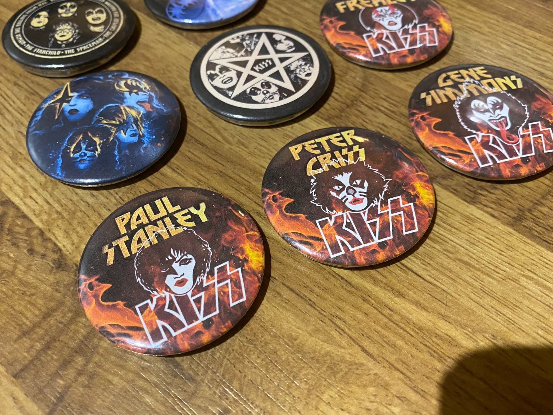 Placchette & Badge: Kiss Kühlschrank Magnete – Nuovo (secondo la descrizione) da Basel venduto da VinylLover68 2