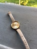Elegante Damenuhr mit goldenem Zifferblatt, neuwertig! (53)