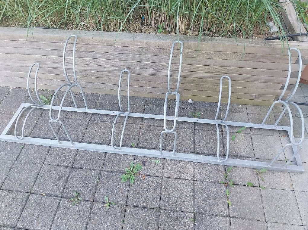 Cavalletti per biciclette: 6x Fahrradständer Höhenversetzt – Usato da Rothenburg venduto da Curdin