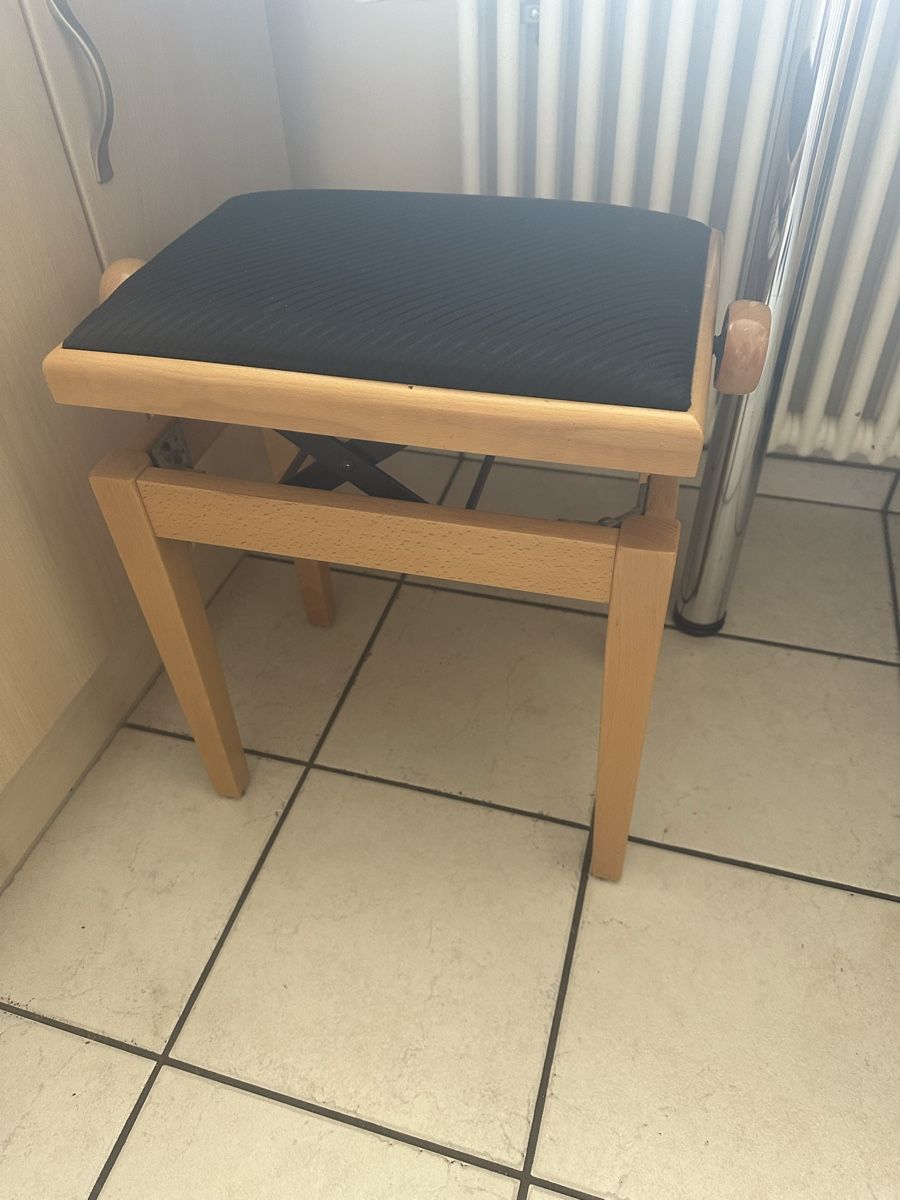 Hocker: Hocker Holz mit schwarzem Sitz – Gebraucht aus Pfäffikon ZH von thf_rqs2