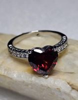 Romantischer Ring Herz mit rotem Zirkonia, Gr. 8
