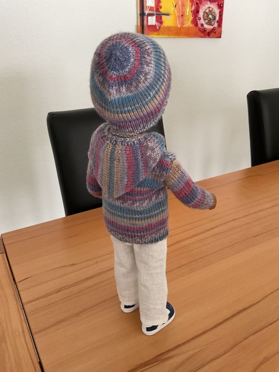 Sasha Morgenthaler Bambole: Garnitur Sasha Kapuzenpulli u Mütze – Nuovo e nell'imballaggio originale da Roggwil TG venduto da Strick-Fee 1