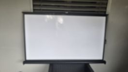 Gepflegte Leinwand, ideal für gemütliche Filmabende!