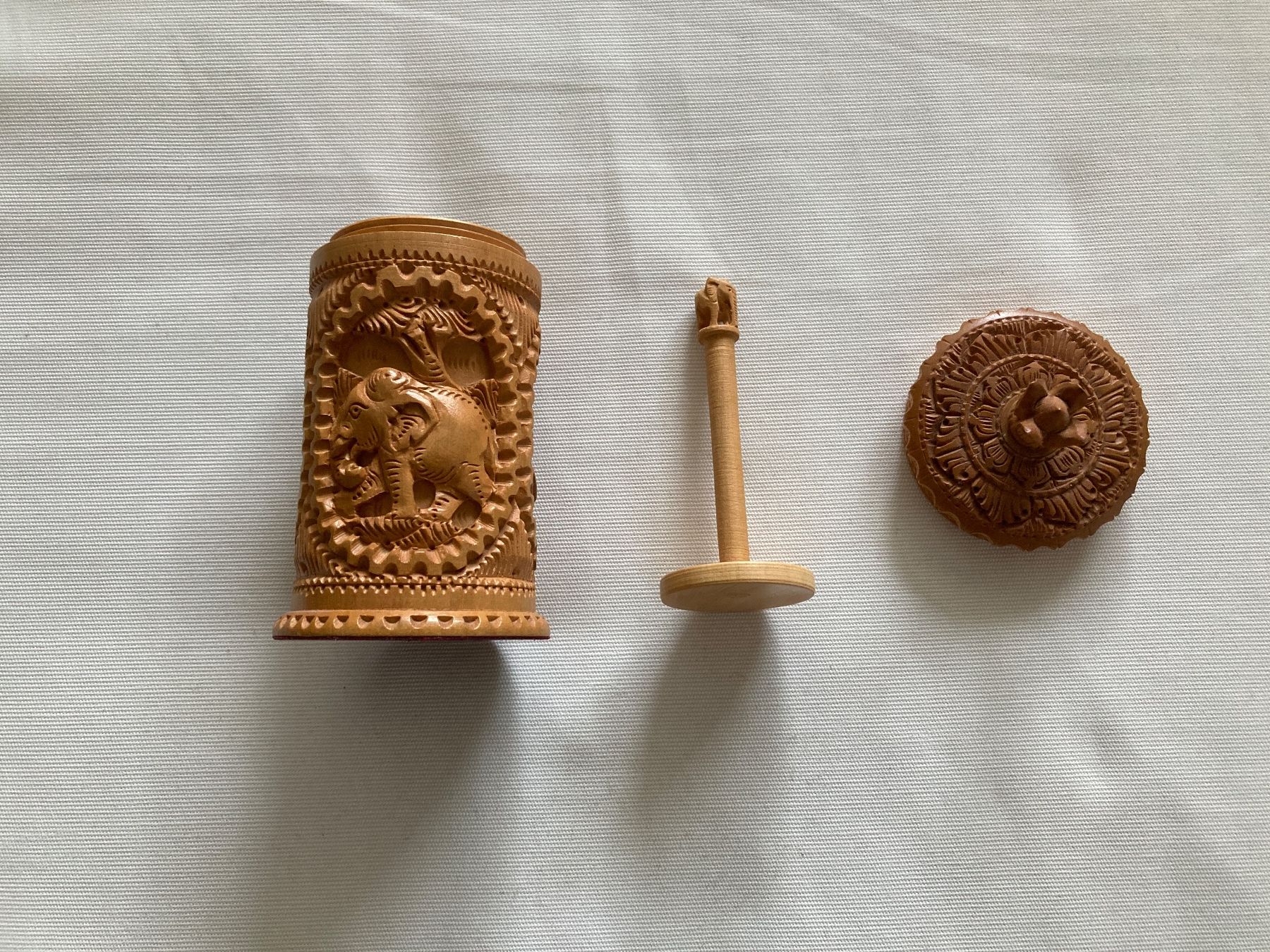 Küchengeräte: Vintage Handgeschnitztes Holz Dose mit Deckel - Teemühle – Neu (gemäss Beschreibung) aus Küsnacht ZH von PLZoll 1