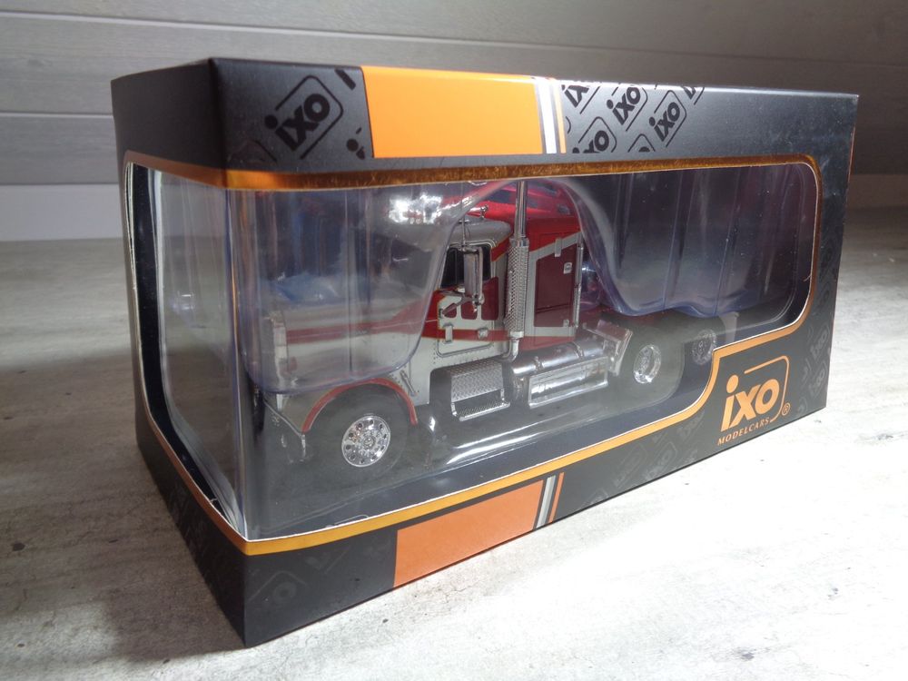 A collectible scale model Freightliner FLC12064T Cryotank from Altaya
