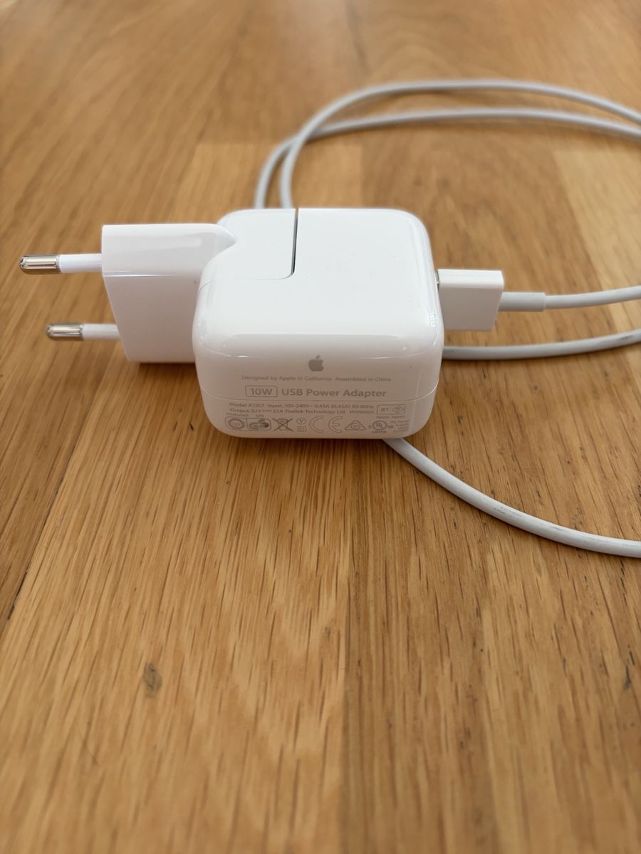 Apple Ladegeräte: Apple USB Charger 10 W + Lightning Cable – Gebraucht aus Regensdorf von WetTowel42