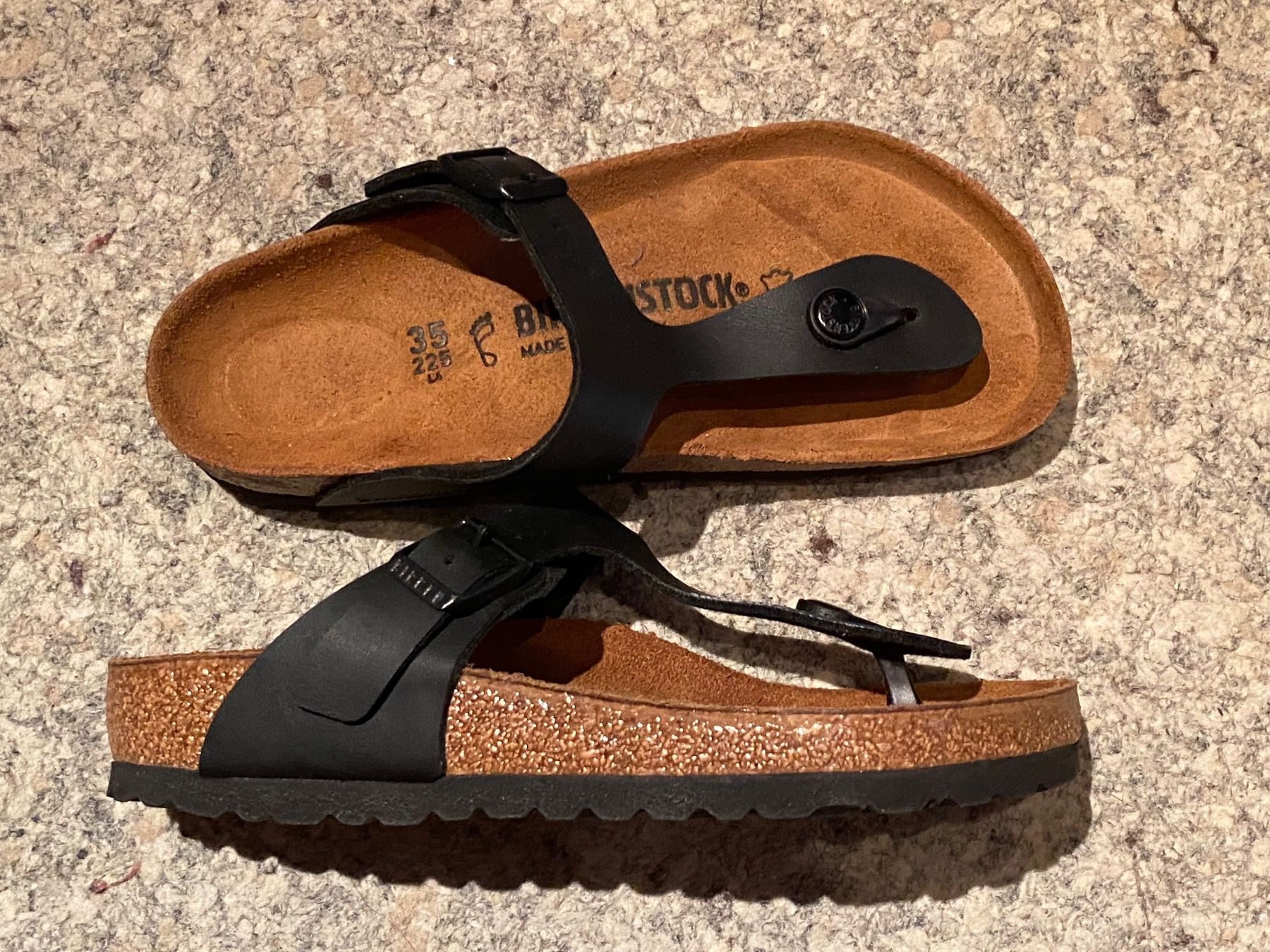 Birkenstock Chaussures femmes: Birkenstock Gizeh schwarz Gr. 35 – D'occasion à Wattwil par edel88 1
