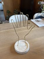 Dekorative Hand aus Metall, goldfarben Ringhalter