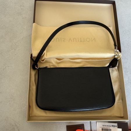 Louis Vuitton Epi Pouch Bag, Schwarz, wie neu, mit Box!