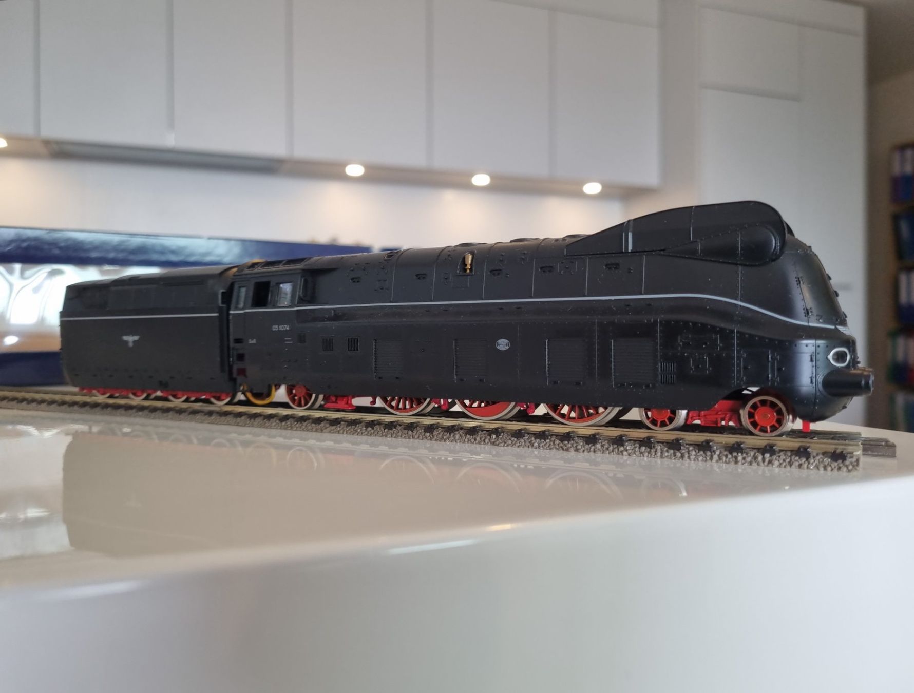 Fleischmann Modelleisenbahnen: Fleischmann DR Stromlinienlok 4172 DCC Digital – Gebraucht aus Zürich von nibadi 1